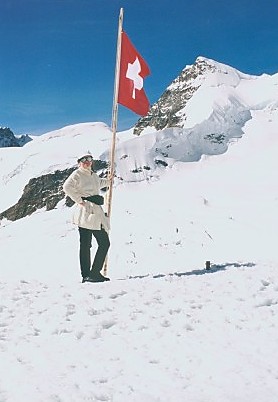 На леднике у перевала Юнгфрауйох под швейцарским флагом.