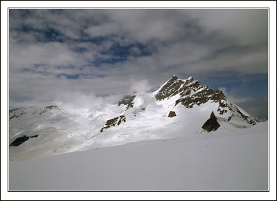 Вид на гору Юнгфрау, перевал Юнгфрауйох и лабораторию Сфинкс с пути к перевалу Мёнхсйох.