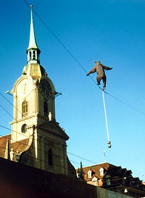 Медвежонок над площадью Бубенбергплатц (Bubenbergplatz) в Берне. Фото 1989 г.