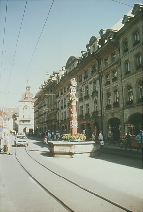 Фонтан Самсон в центре Берна. Фото 1989 г.