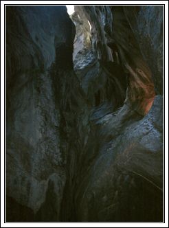 Скалы внутри водопада Трюммельбах.